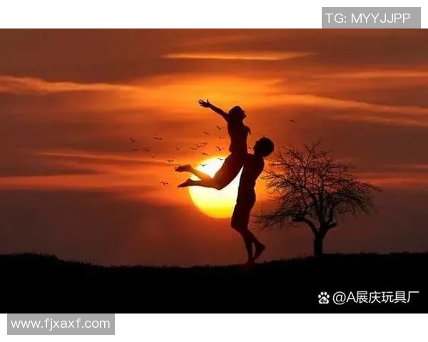 情侣携手共踢足球场上的浪漫与默契展现爱的力量与激情 情侣携手共踢足球场上的浪漫与默契展现爱的力量与激情